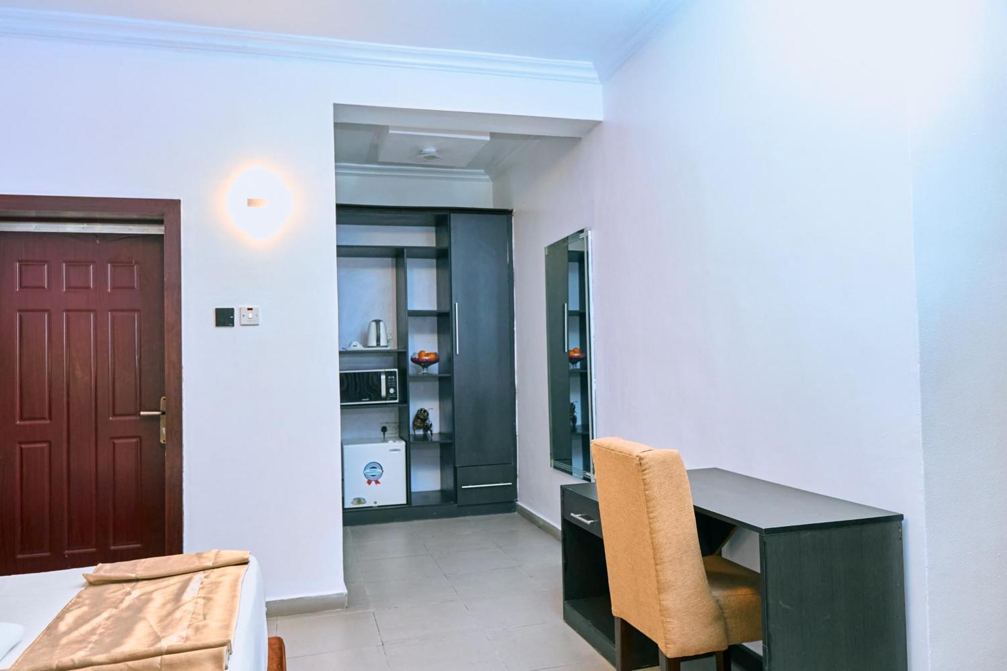 Crownedge Hotels Икея Экстерьер фото