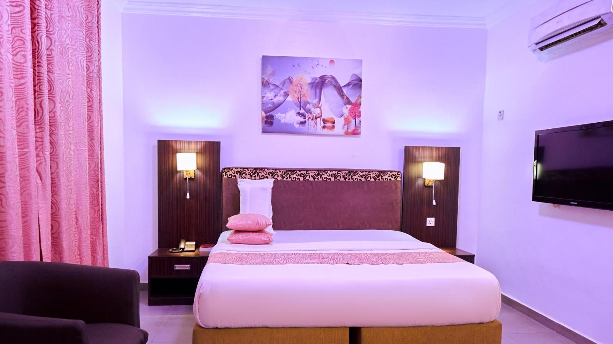 Crownedge Hotels Икея Экстерьер фото