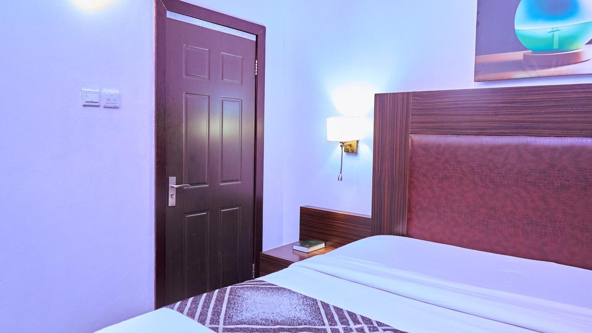 Crownedge Hotels Икея Экстерьер фото