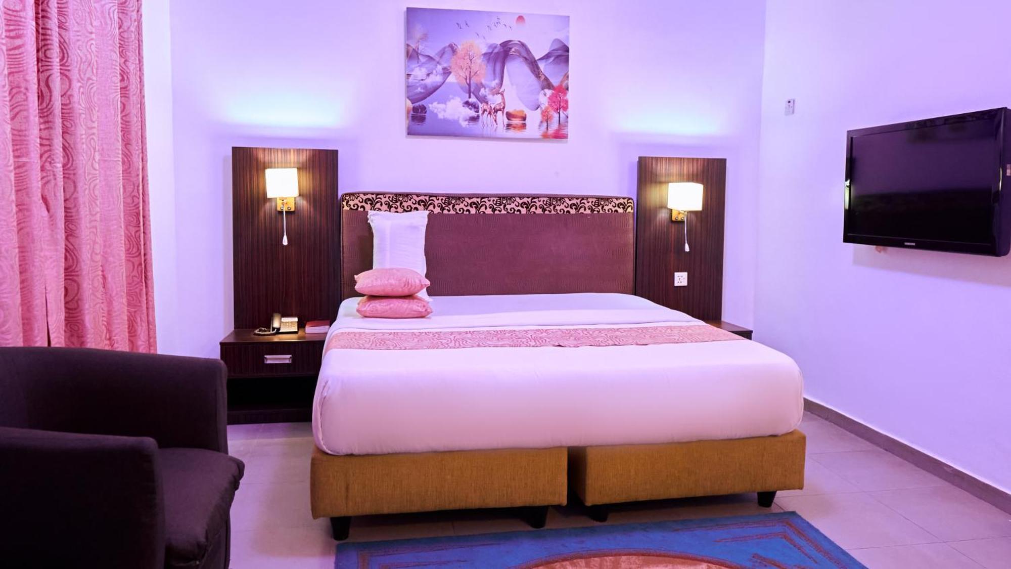 Crownedge Hotels Икея Экстерьер фото