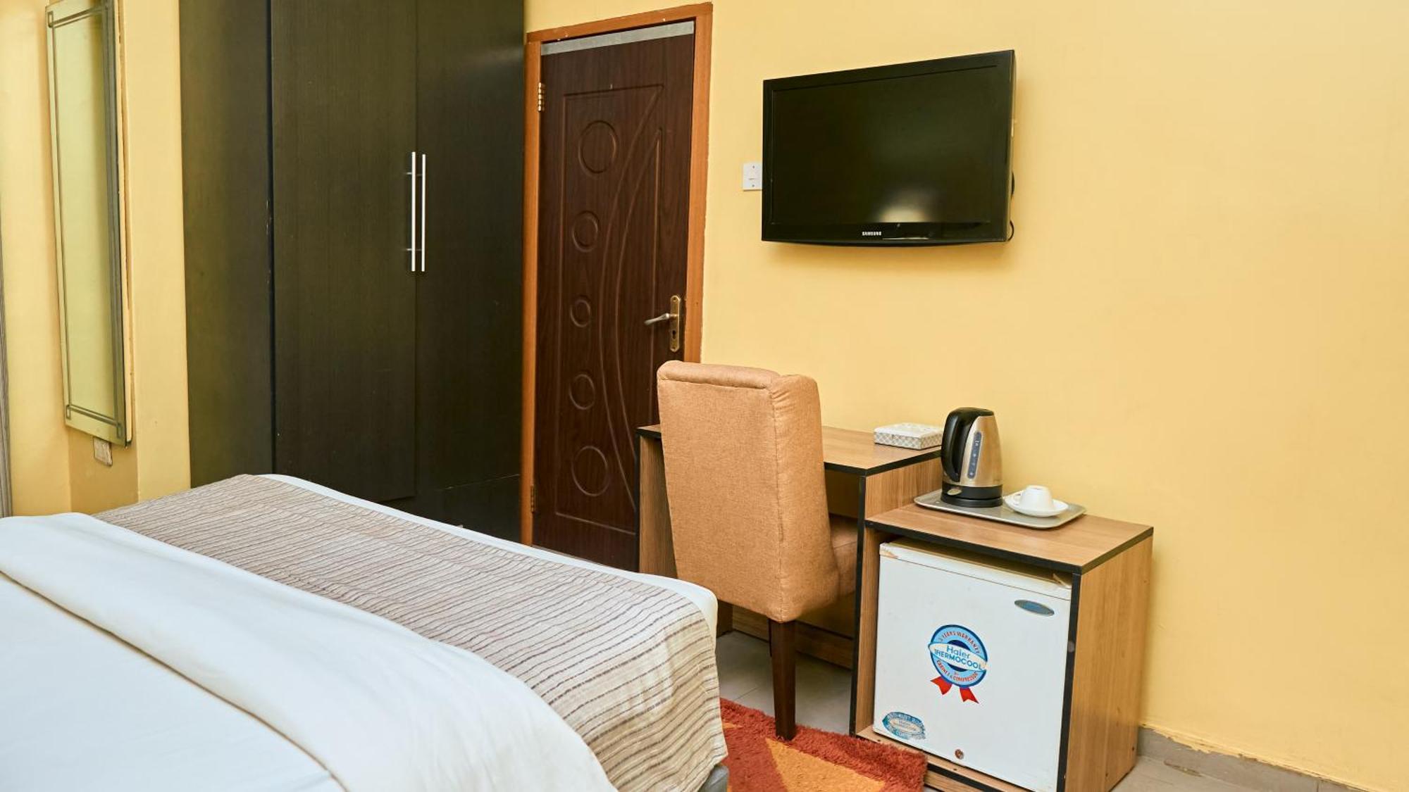 Crownedge Hotels Икея Экстерьер фото